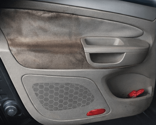 Fotka naznačující špinavé vnitřní dveře