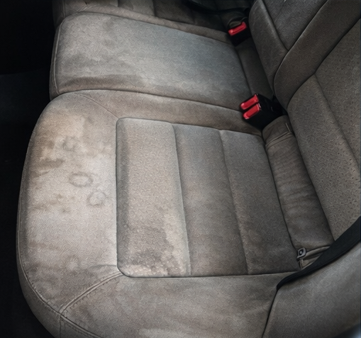 Fotka naznačující špinavou sedačku