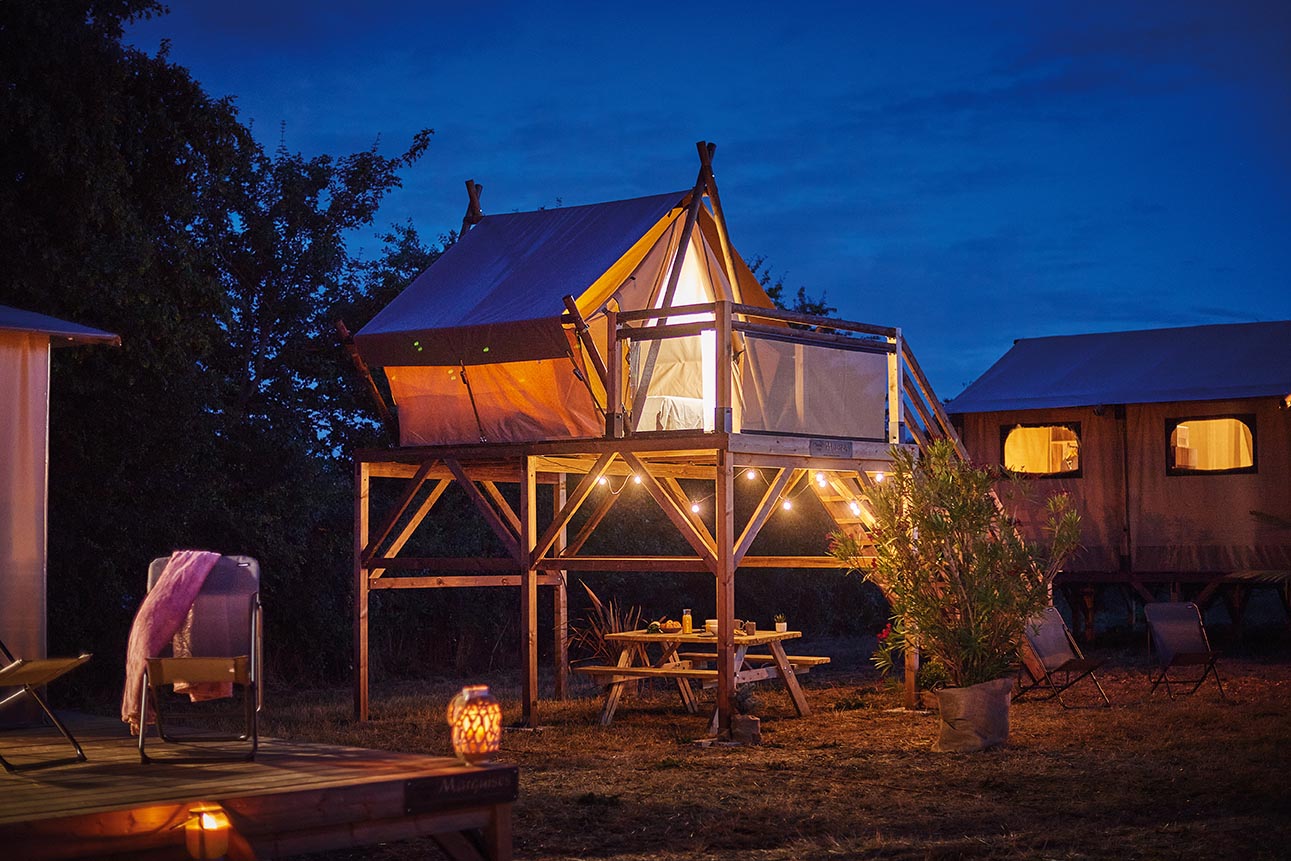 Emplacement de camping ombragé sous les pins