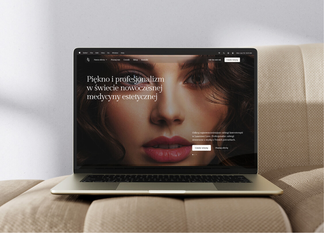 Salon medycyny estetycznej strona internetowa laptop na sofie