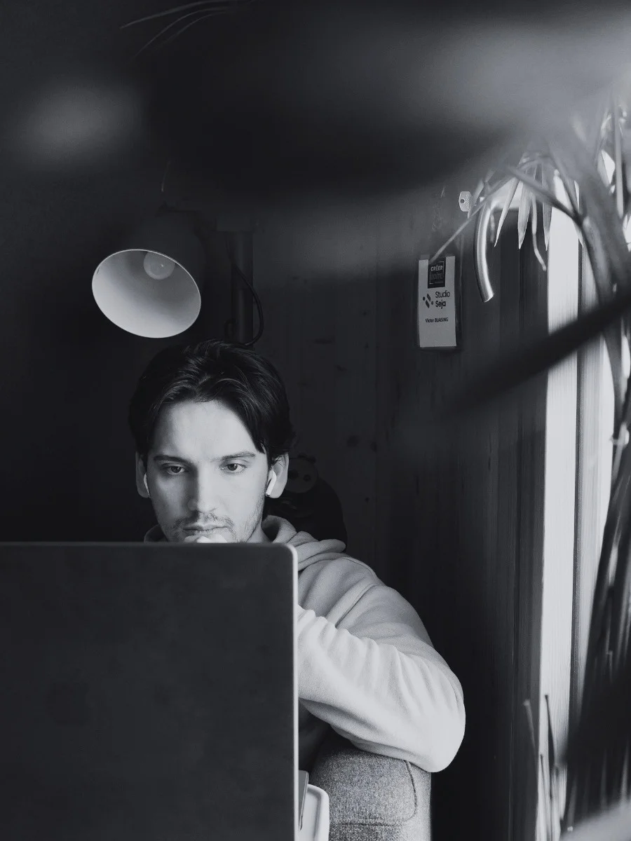 photo d'emilien fuchs, co-fondateur de l'agence studio seja, en train de travailler sur son ordinateur