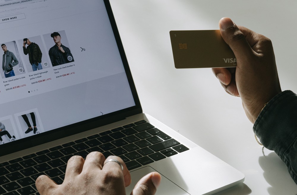 personne effectuant ses achats sur un site e-commerce