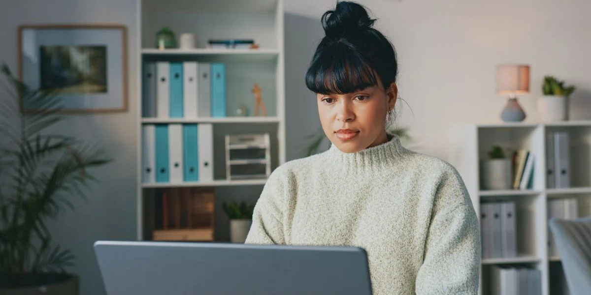 femme naviguant sur un ordinateur