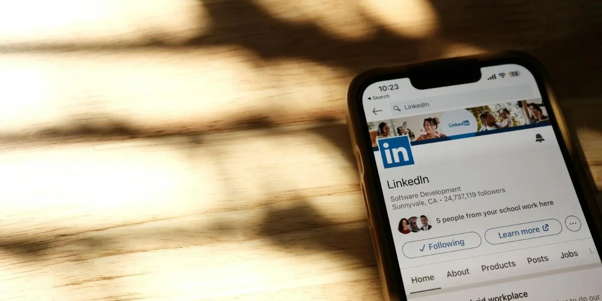 navigation linkedin sur smartphone