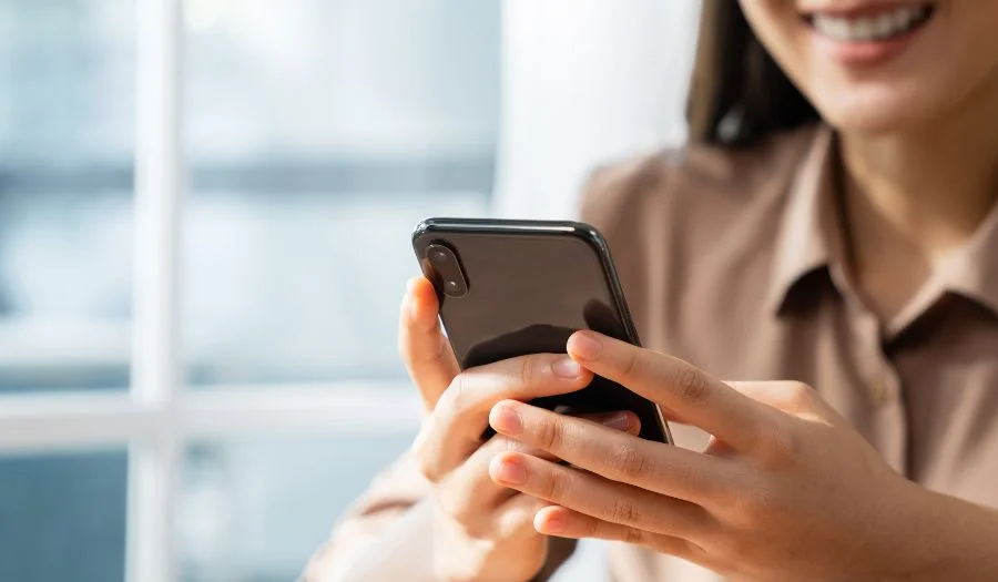 photo de femme sur son smartphone