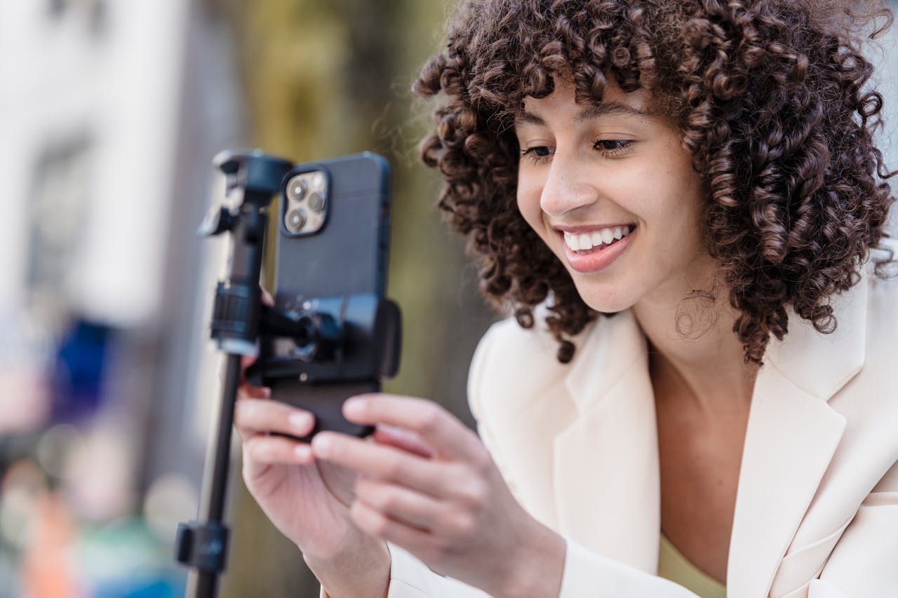 Personne qui crée du contenu professionnel pour Instagram avec son smartphone