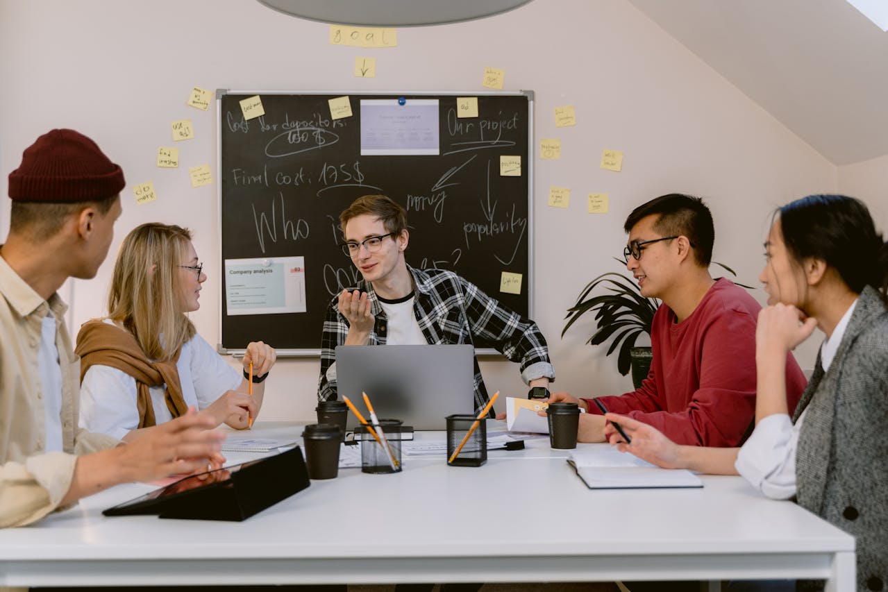 Équipe en réunion autour d'un calendrier éditorial pour planifier le contenu Instagram de l'entreprise