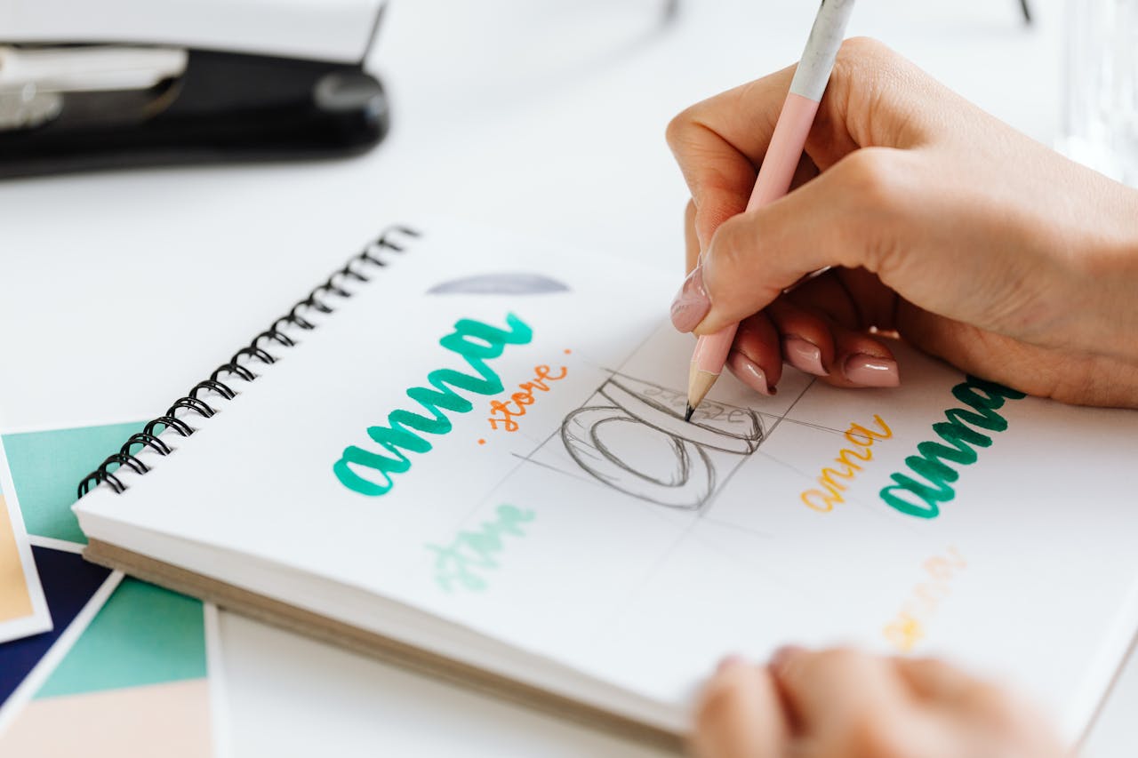 Processus de création d'une identité visuelle et d'un logo dans un studio de design