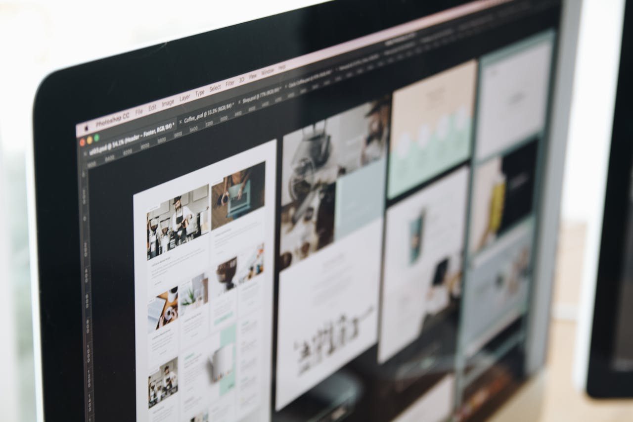 Interface web minimaliste et épurée sur un écran illustrant les tendances de design 2026