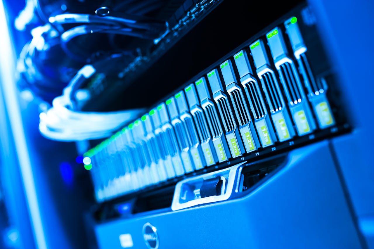 Rangées de serveurs dans un data center illustrant la consommation énergétique du numérique