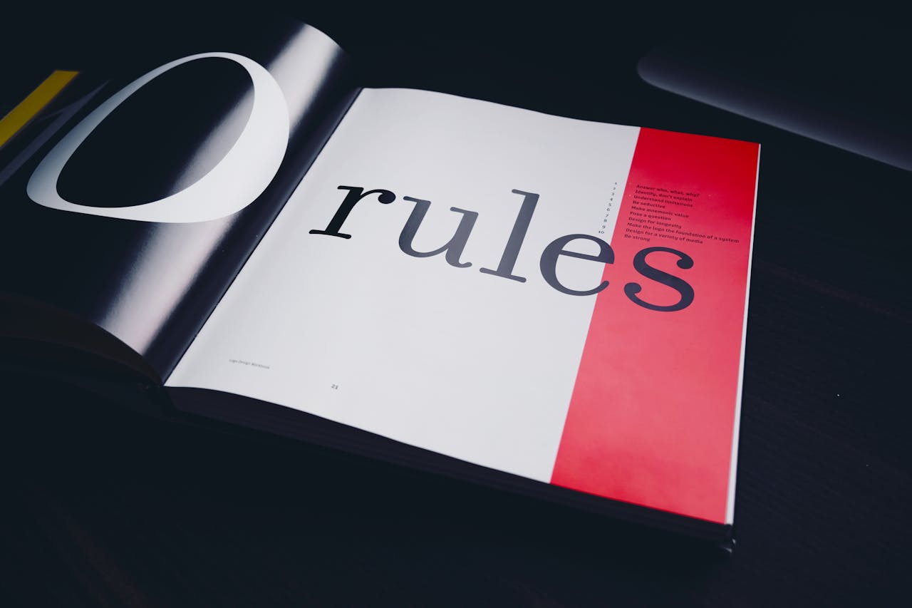 Mise en page éditoriale créative illustrant les tendances typographiques et le design inspiré du print en 2026