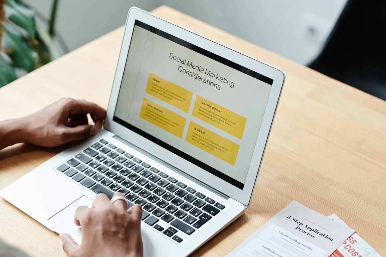 Interface d'email marketing sur ordinateur illustrant une campagne de relance de panier abandonné
