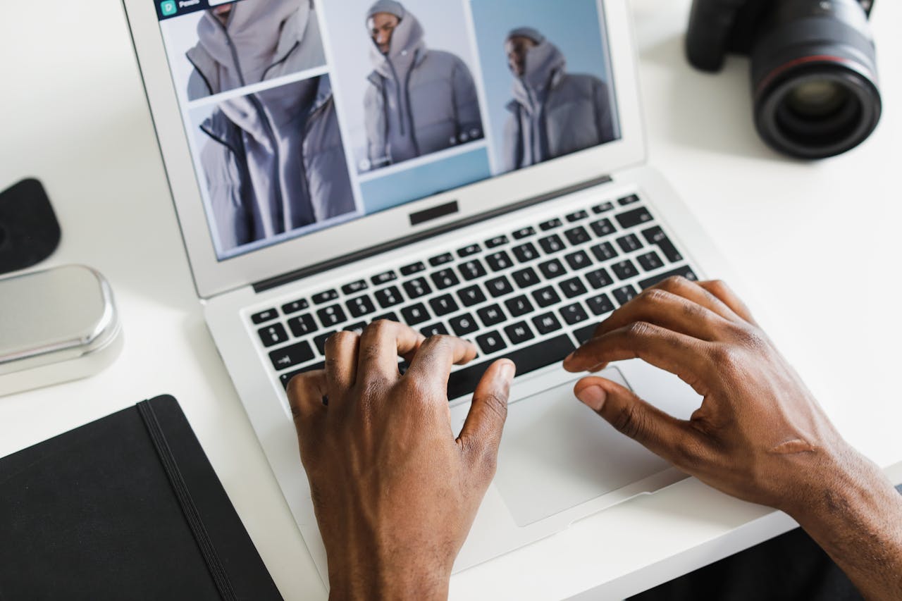 Fiche produit e-commerce sur un ordinateur illustrant les éléments clés pour améliorer le taux de conversion