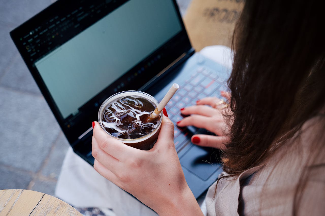 Freelance qui travaille sur son ordinateur portable dans un café illustrant le travail indépendant en création web