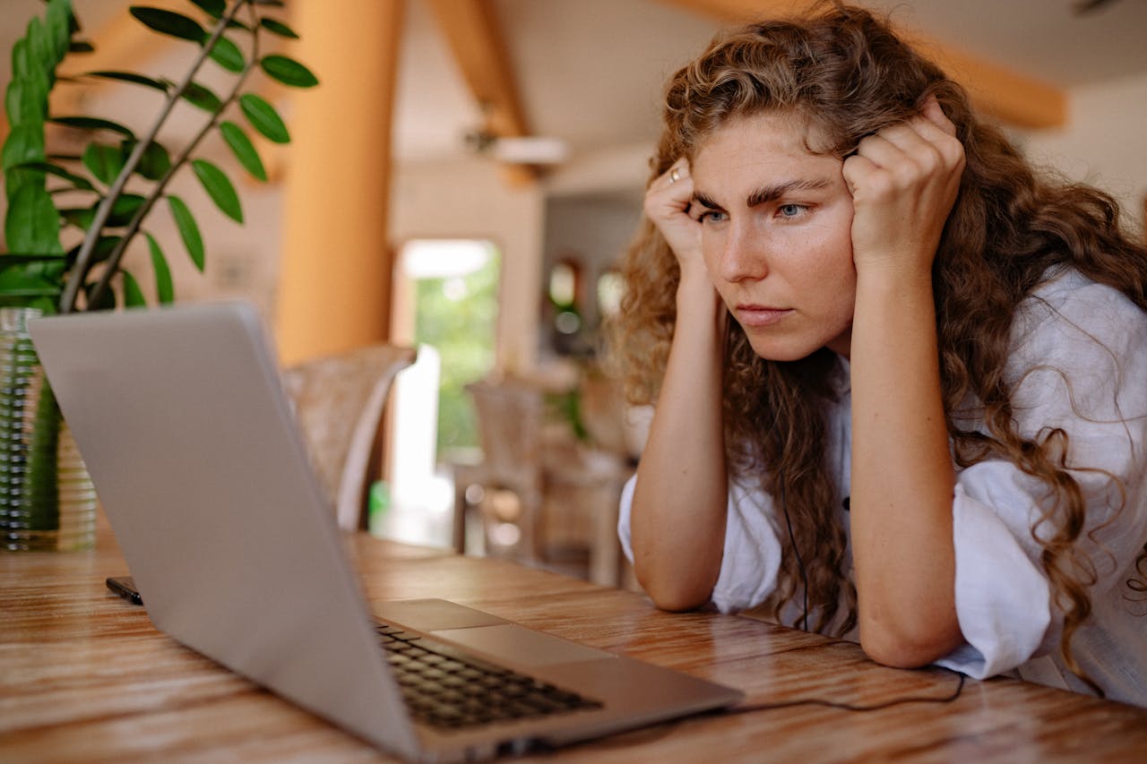 Personne qui crée son site web elle-même sur un ordinateur portable avec un constructeur de sites