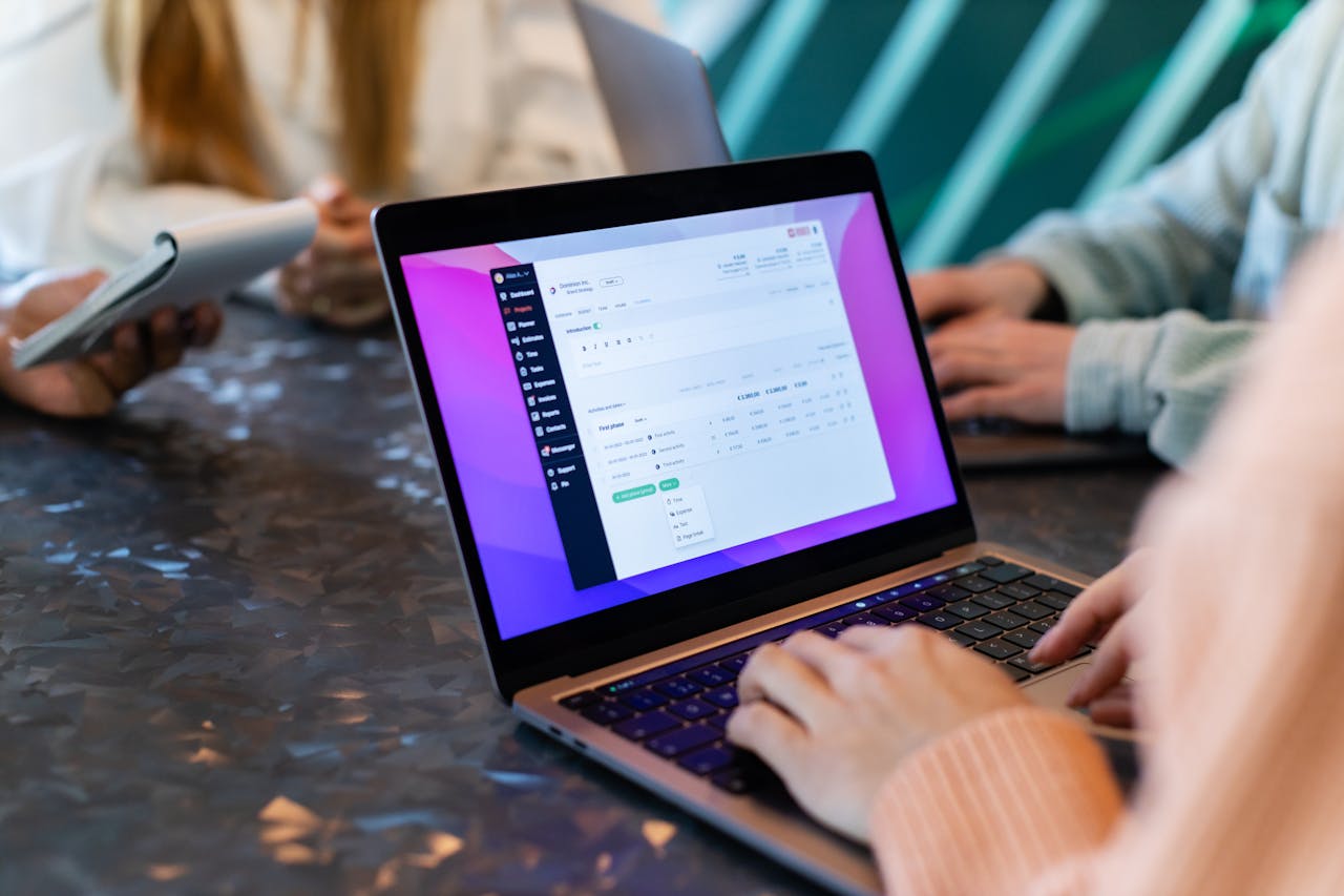 Interface d'une base de données no-code type Airtable avec vue en tableau et filtres, illustrant la gestion de données sans développement