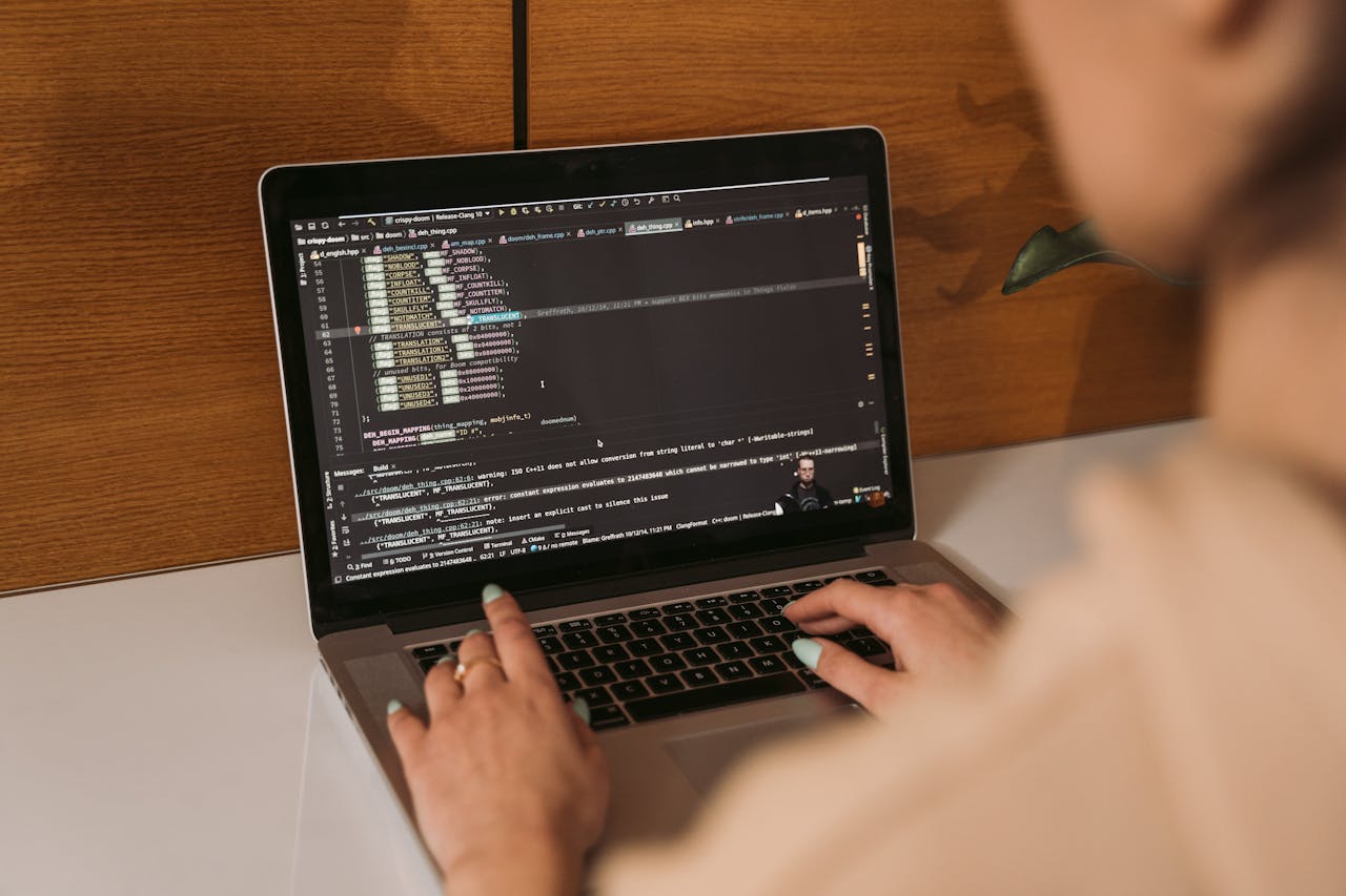 Développeur travaillant sur du code React et Next.js, illustrant le développement d'application web sur mesure au-delà des outils no-code
