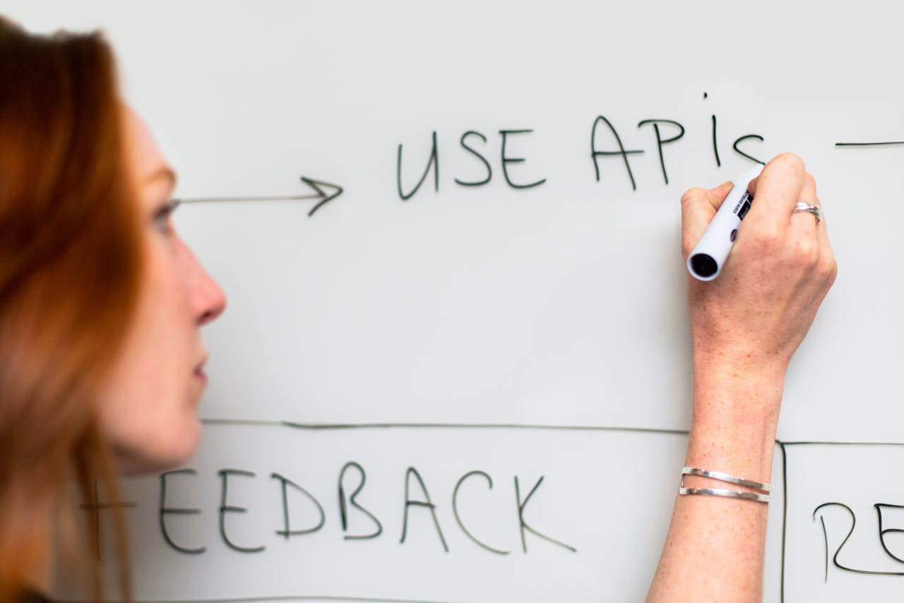 Interface visuelle d'un outil d'automatisation montrant des blocs connectés représentant un workflow entre plusieurs applications