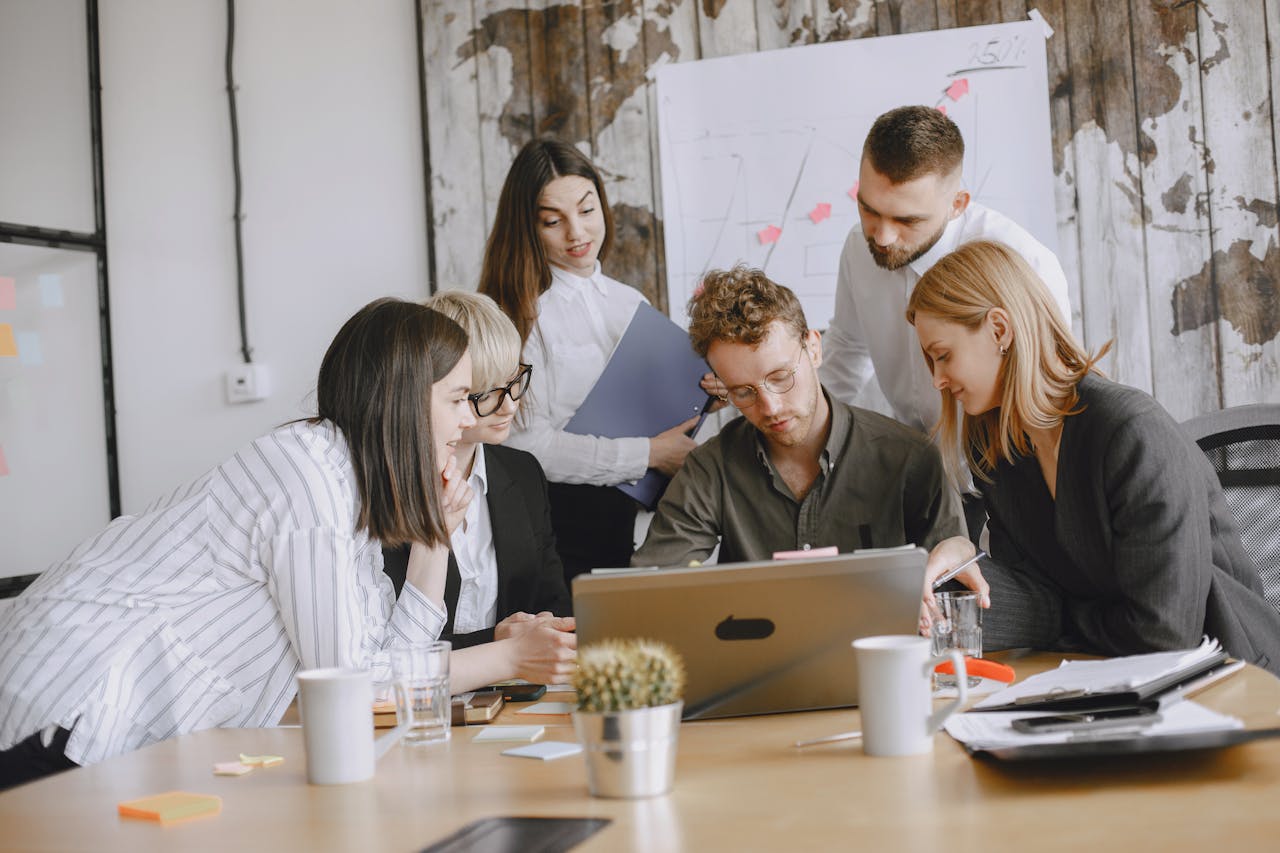 Équipe travaillant efficacement dans un bureau, illustrant le gain de temps apporté par l'automatisation des tâches répétitives