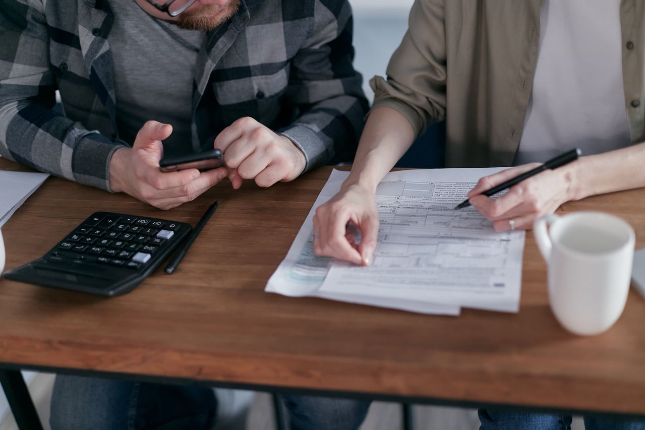 Documents de crédit d'impôt innovation et recherche sur un bureau, illustrant les dispositifs fiscaux accessibles aux PME pour financer leurs projets digitaux