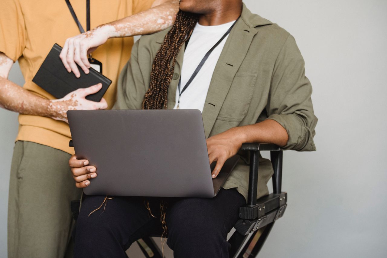Personne utilisant des technologies d'assistance pour naviguer sur un site web, illustrant l'importance de l'accessibilité numérique