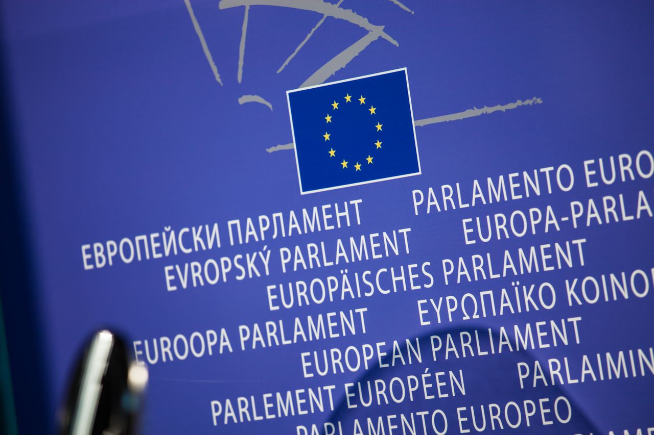 Documents réglementaires européens sur l'accessibilité numérique illustrant le cadre légal applicable aux sites web d'entreprises