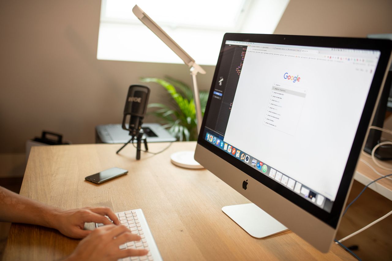 Test d'accessibilité d'un site web avec navigation au clavier et lecteur d'écran, illustrant les méthodes d'évaluation de la conformité aux normes d'accessibilité