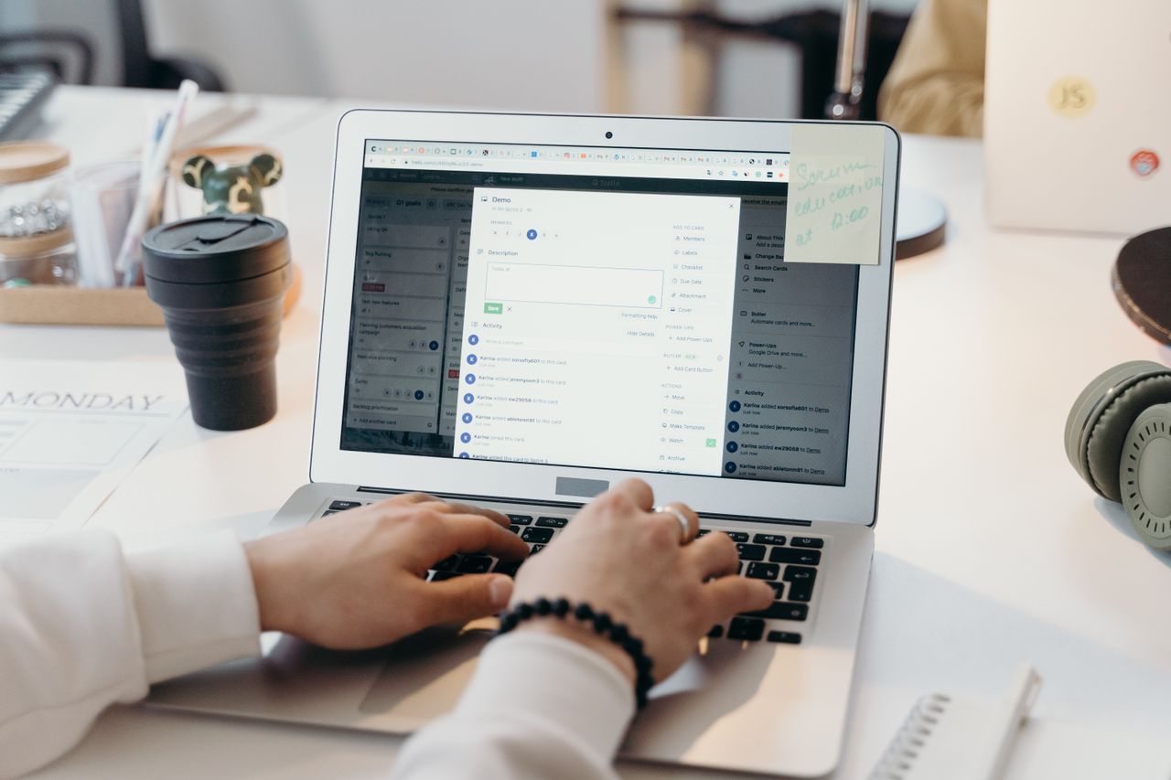 Interface d'un CRM avec tableau de bord client sur écran illustrant la centralisation des données de contact et de suivi commercial