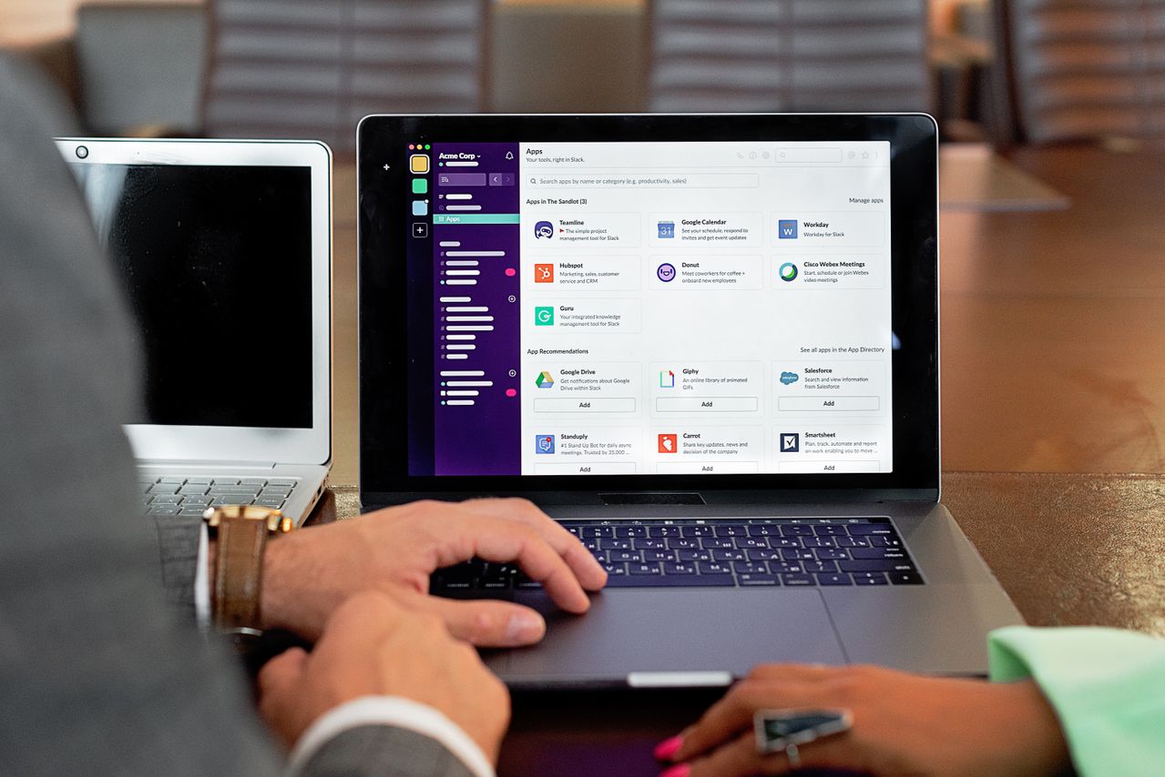 Schéma d'intégration entre un formulaire web et un CRM via un outil d'automatisation illustrant le flux de données depuis le site jusqu'à la gestion commerciale