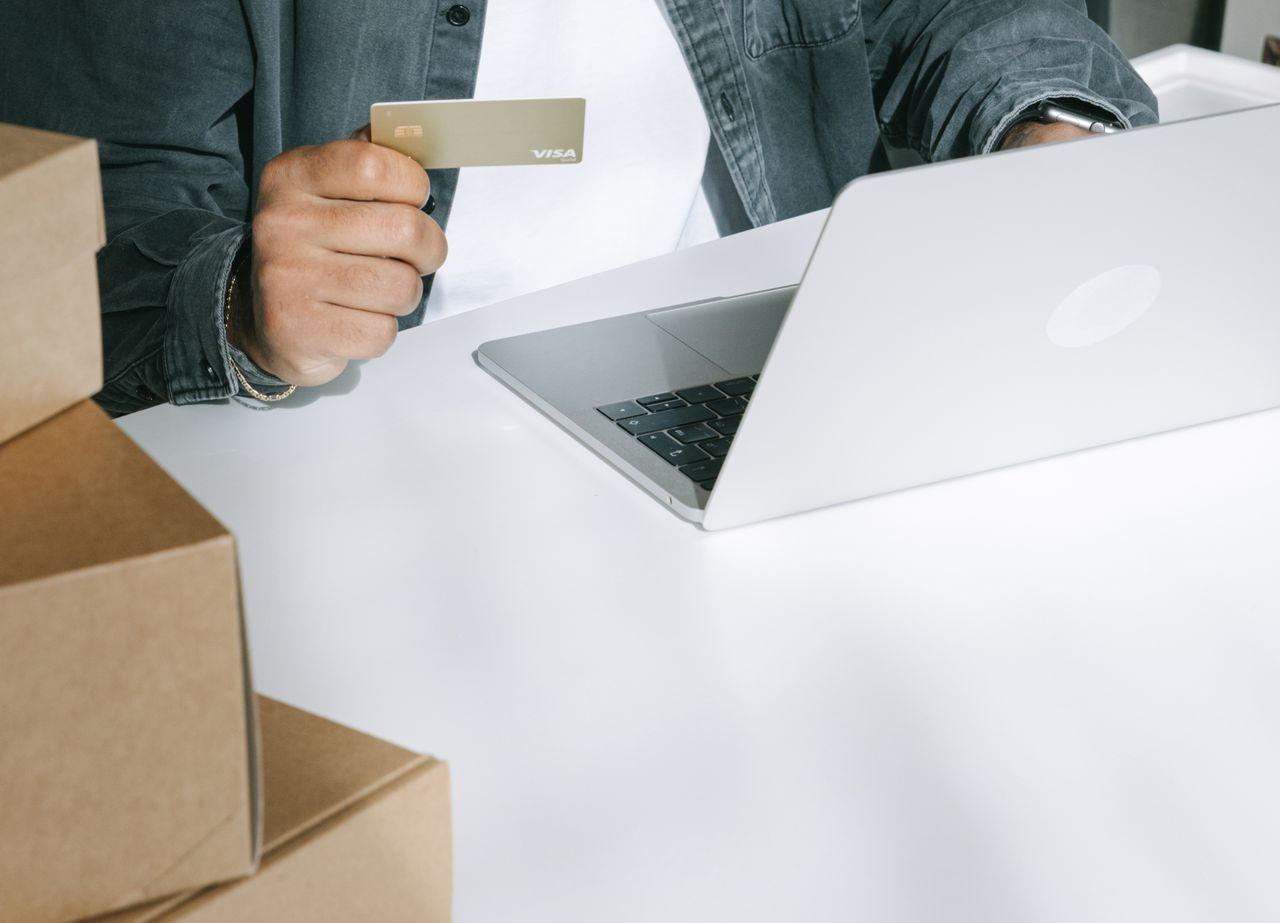 Interface d'une boutique en ligne avec recommandations produits alimentées par l'intelligence artificielle illustrant les usages de l'IA dans le e-commerce