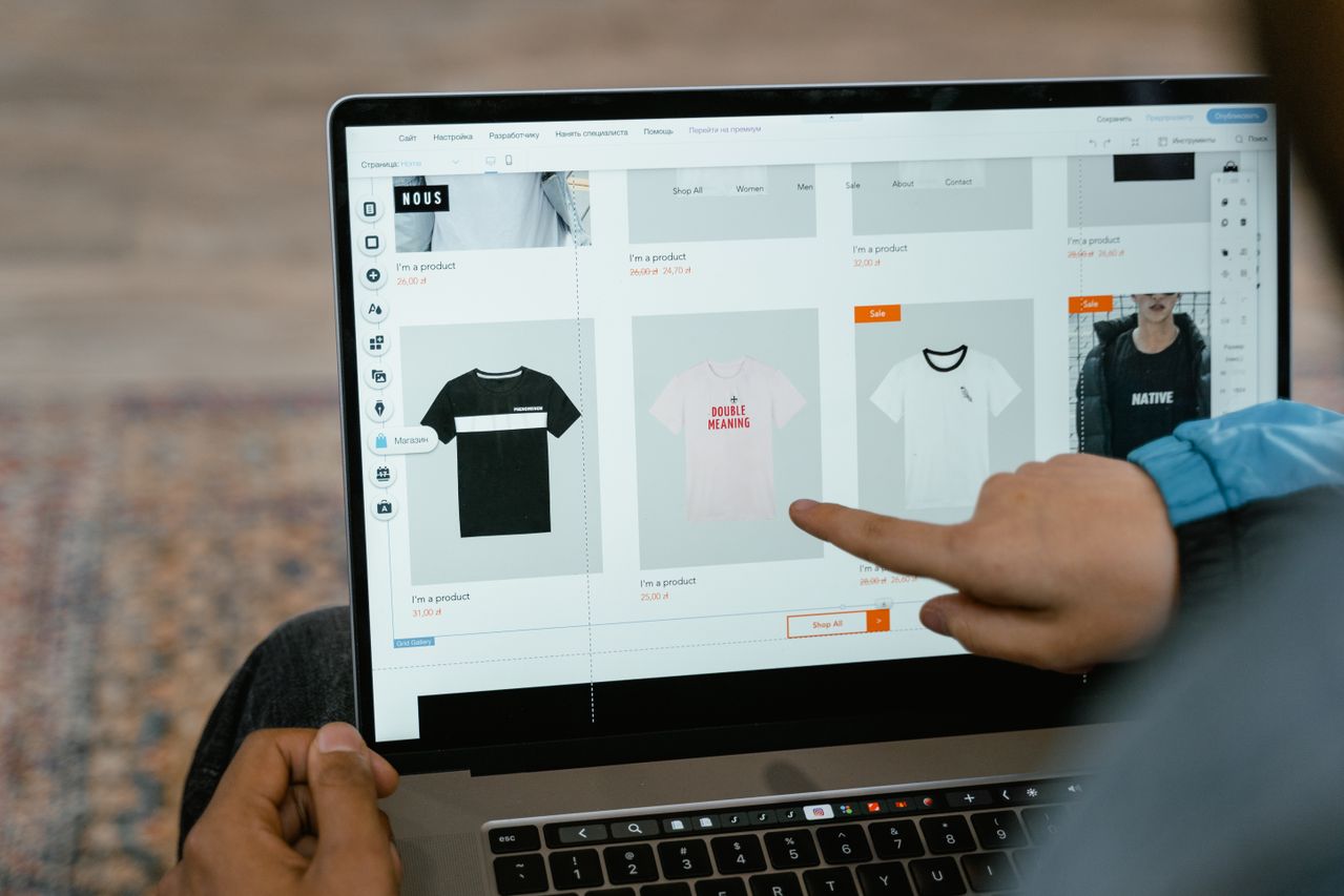 Interface de gestion de catalogue e-commerce avec fiches produits illustrant la rédaction et l'optimisation de descriptions produits assistées par IA
