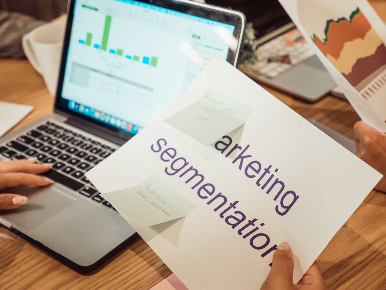 Interface d'un outil d'email marketing avec segmentation automatique et personnalisation basée sur le comportement illustrant la personnalisation e-commerce par l'IA