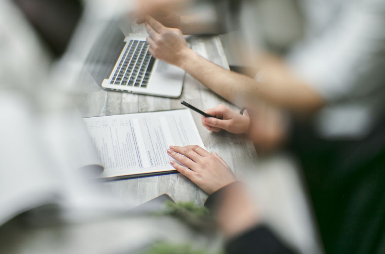 Réunion entre un dirigeant PME et un prestataire technique pour discuter d'un projet d'innovation éligible au crédit d'impôt innovation