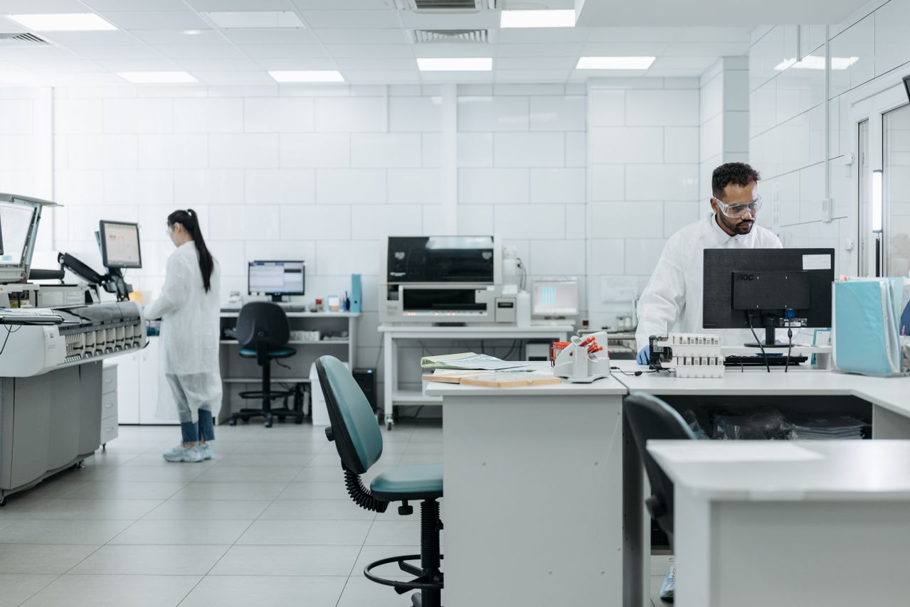 Équipe technique travaillant sur un projet d'innovation numérique illustrant les critères d'éligibilité au crédit d'impôt innovation pour des travaux de sous-traitance