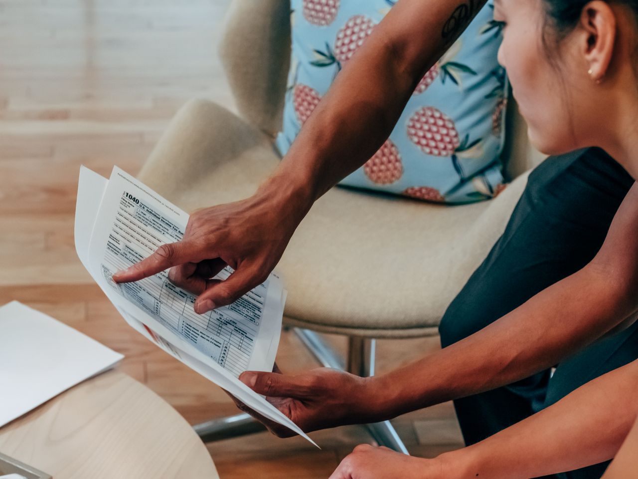 Expert-comptable et dirigeant d'entreprise travaillant sur une déclaration de crédit d'impôt innovation illustrant la collaboration entre les différents acteurs d'un dossier