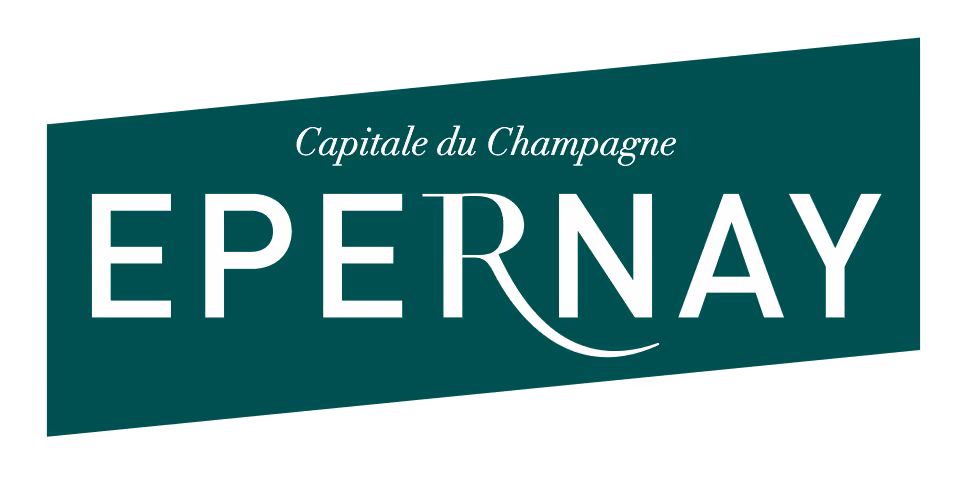 Logo avec les mots « Capitale du Champagne EPERNAY » sur un fond vert en forme de trapèze.
