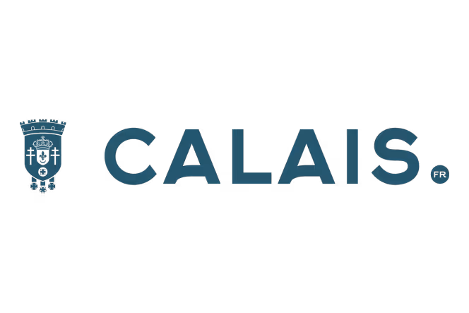 Blason de la ville de Calais suivi du texte CALAIS en lettres majuscules avec un petit cercle contenant 'FR'.