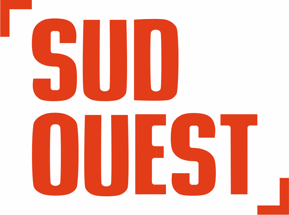Texte rouge en majuscules disant 'SUD OUEST' sur fond blanc avec des coins rouges aux extrémités supérieure gauche et inférieure droite.