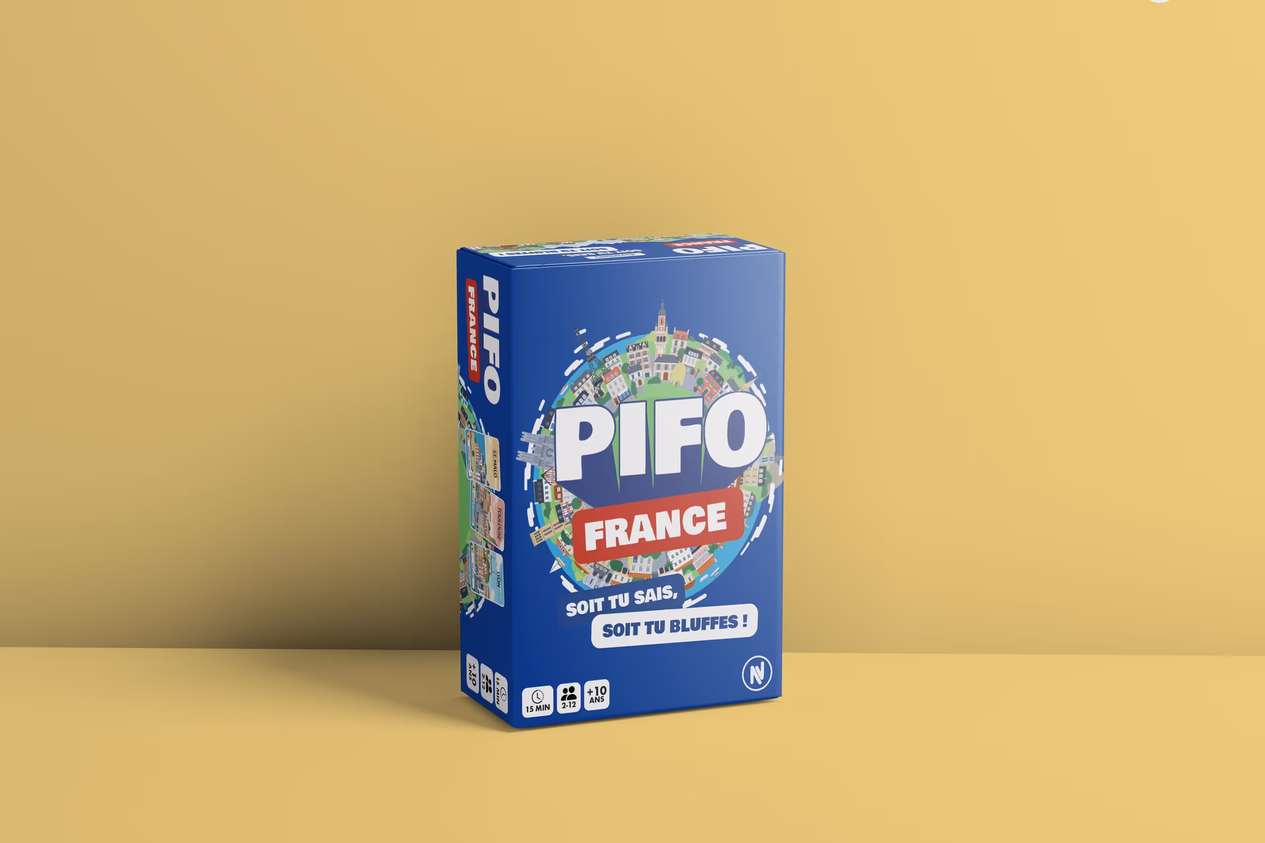Boîte bleue du jeu PIFO France avec slogan « Soit tu sais, soit tu bluffes ! » sur fond jaune.