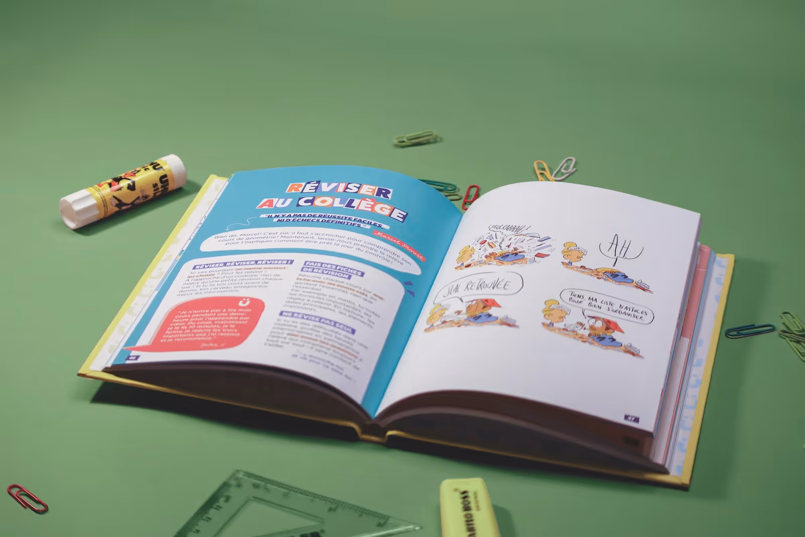 Un manuel scolaire ouvert avec des pages sur la révision au collège, entouré d'un bâton de colle, de trombones colorés, d'un surligneur jaune et d'une règle verte sur fond vert.