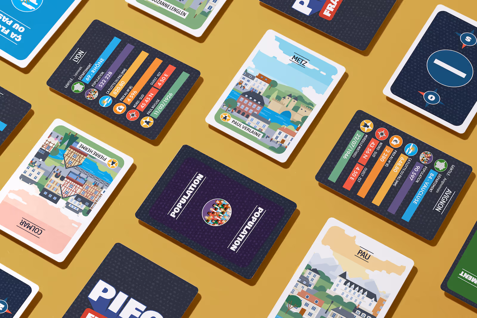 Cartes de jeu illustrées représentant diverses villes françaises avec des données démographiques et géographiques, posées sur une surface jaune.