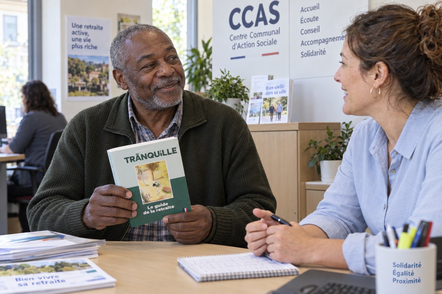 Présentation du guide Tranquille à un retraité à l’accueil du CCAS.
