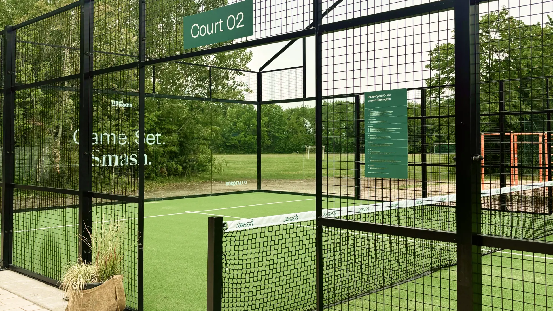 A man playing padel
