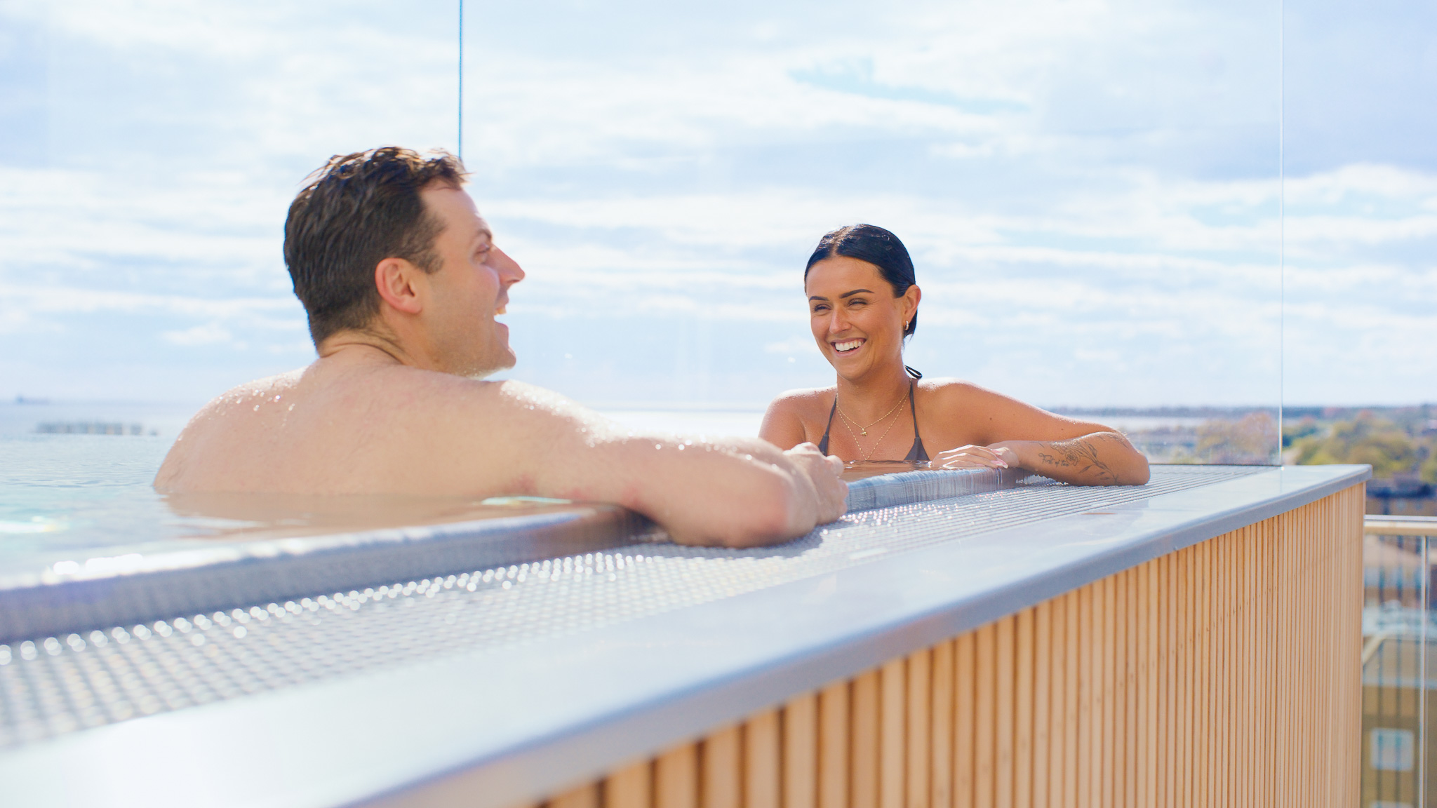 Par i varm utomhuspool med havsutsikt på Noory Spa