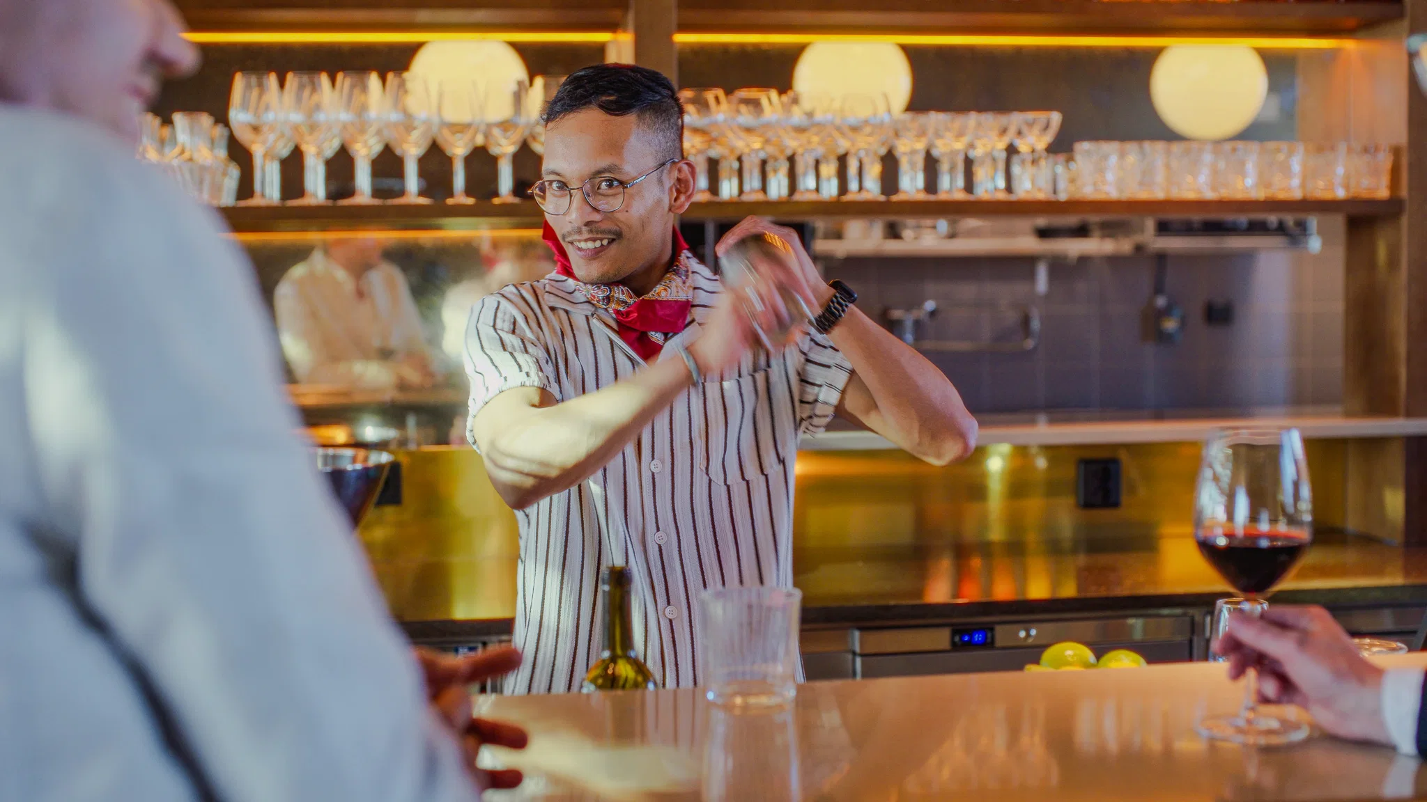 Bartender skakar en cocktail i baren på Willow Hotel