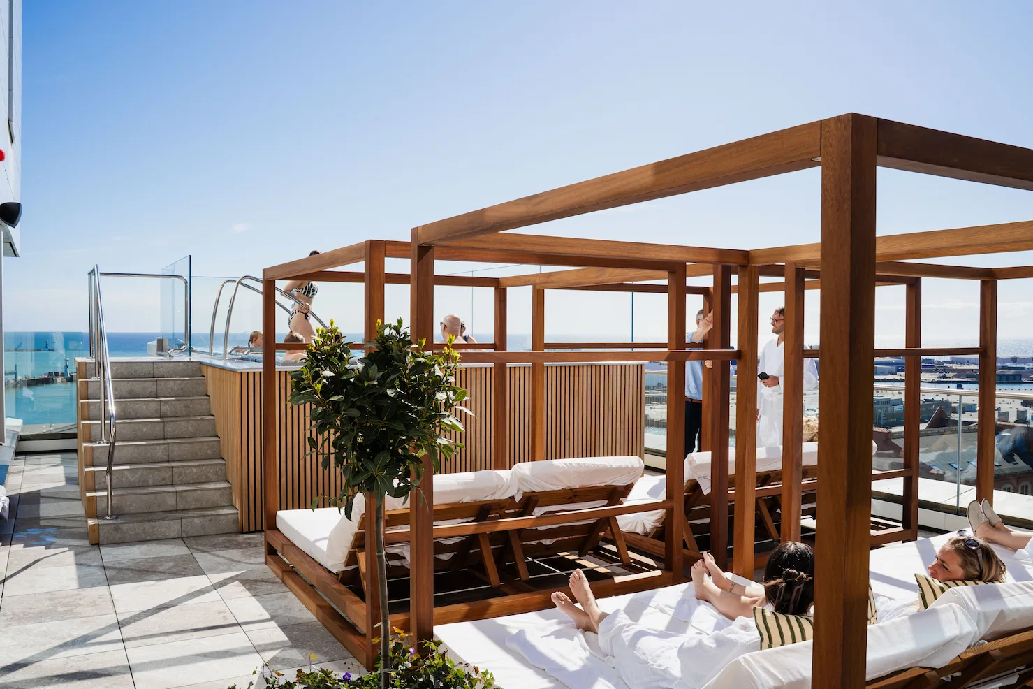Noory Spas takterrass med daybeds, pool och havsutsikt
