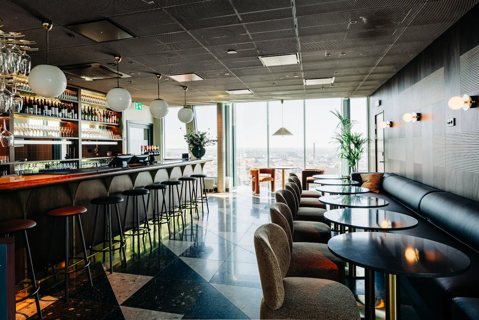 Tapacha Lounge, bardel med soffor och stadsutsikt på 13:e våningen, Willow Hotel i Trelleborg