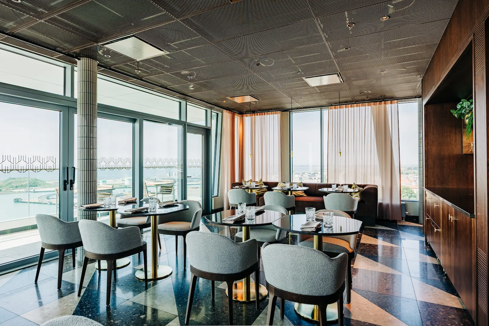 Tapacha View, dukade bord med utsikt över havet och hamnen på 13:e våningen, Willow Hotel i Trelleborg