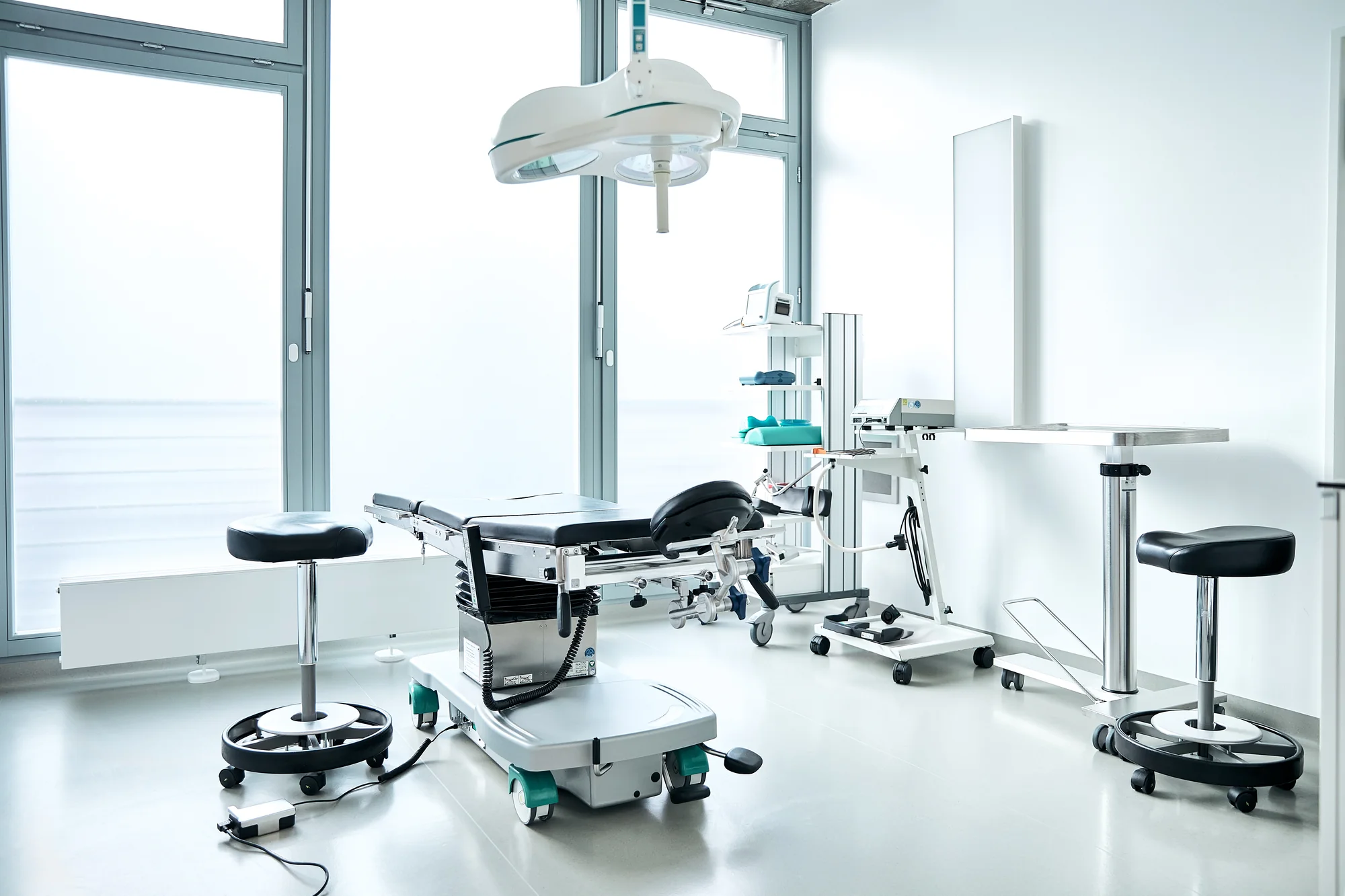 Operationssaal der Praxisklinik am Germania Campus in Münster mit OP-Tisch und OP-Leuchte