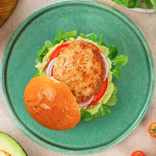 Burgery z kurczaka na talerzu, po przygotowaniu